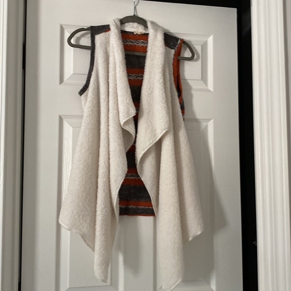 🌟3/$10🌟Hem & Thread Sleeveless Cardigan - Picture 4 of 5